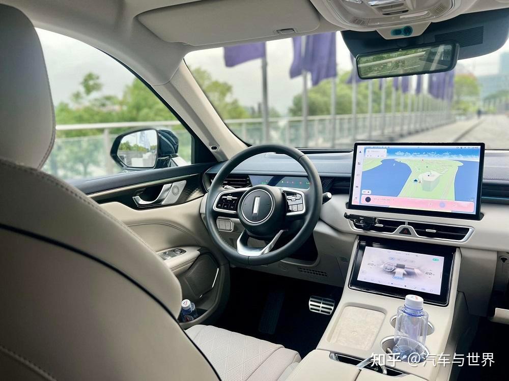 内饰:精致细腻科技感强