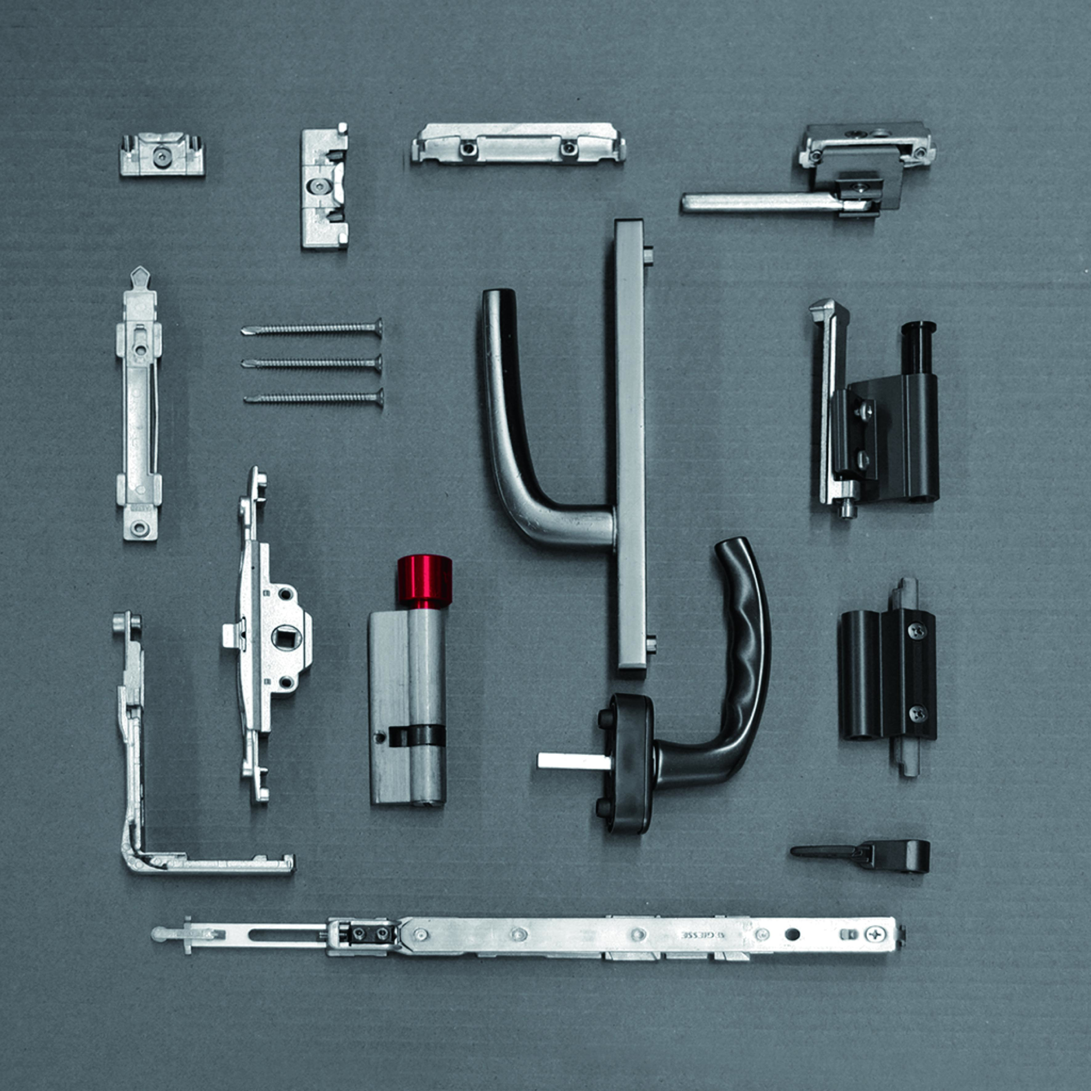 五金件,钢衬,毛条等配件的选用是制作高质量门窗的关键,门窗配中空