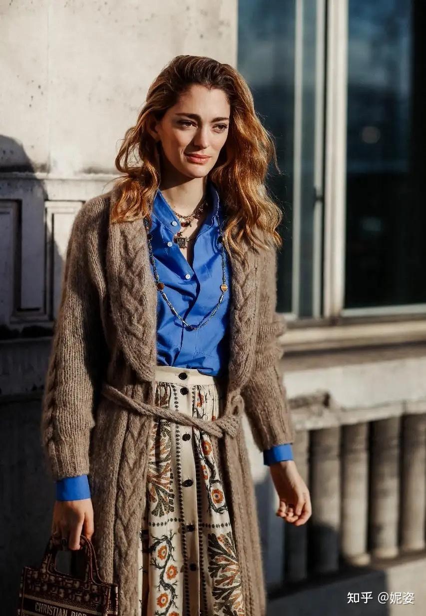 从初秋时节的薄款奶奶衫到加厚款的毛衣外套,法国女人无一不爱.