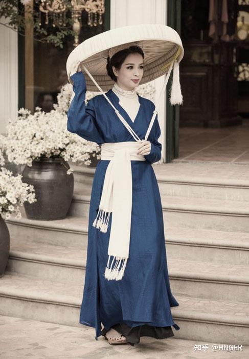 身袄前襟打结状态下的四身袄依照古装圈喜欢依照古画"复原汉服"的习惯