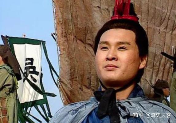 出生还不错,名门望族,父亲是九江的都尉,我的祖父陆康是一个正直且