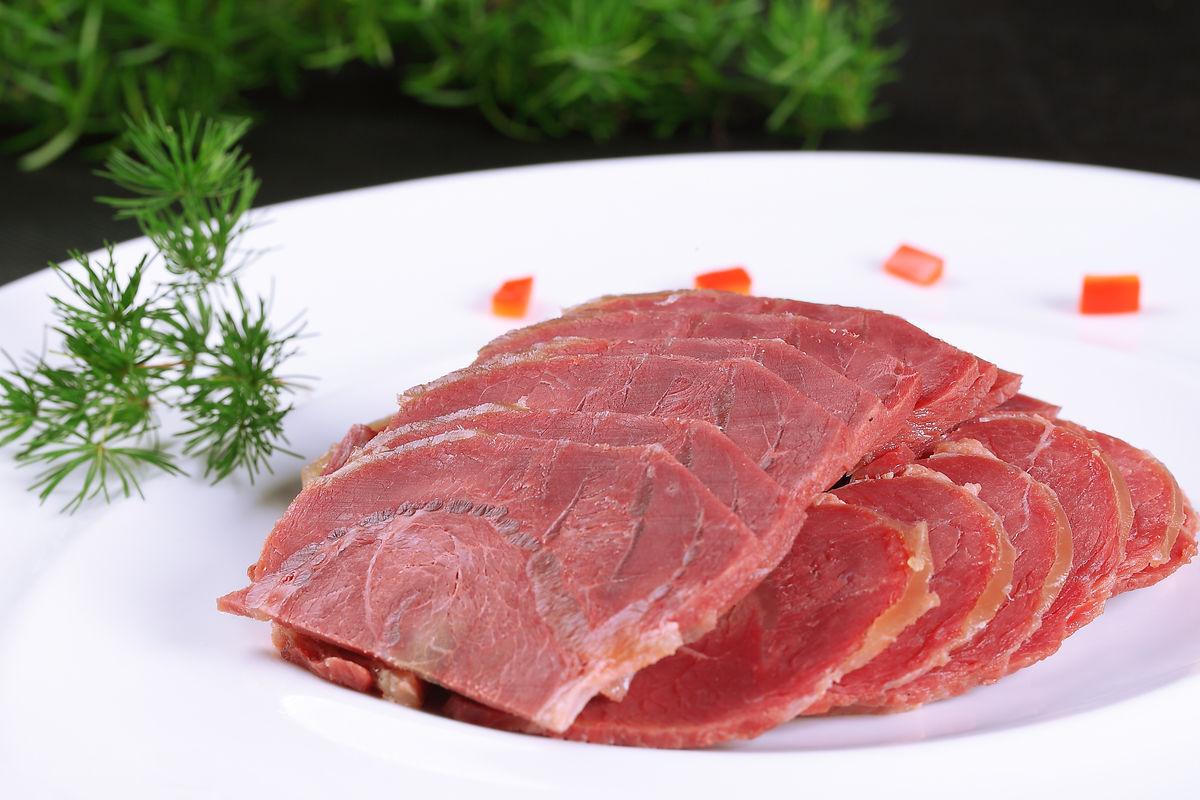 张飞牛肉分生,熟两种:牛肉剖其横格,轻撕切面,如银丝松针相联,细细