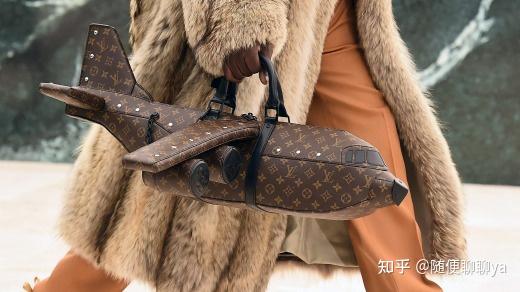 奢侈时尚品牌推出了2021秋冬系列,这款包的造型有点不实用,像一架飞机