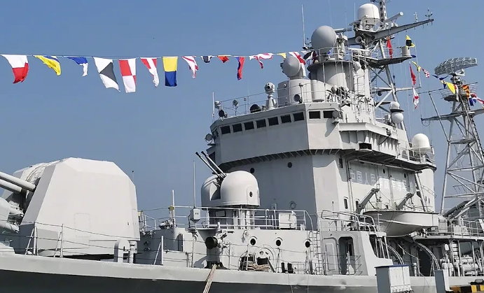 165湛江号导弹驱逐舰光荣退役 将作为靶舰 测试反舰弹道导弹