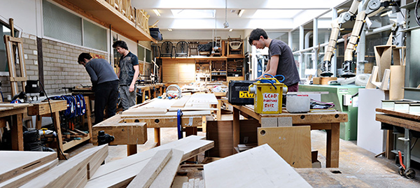 想去欧洲留学,学习纯艺、装置艺术方面。有什