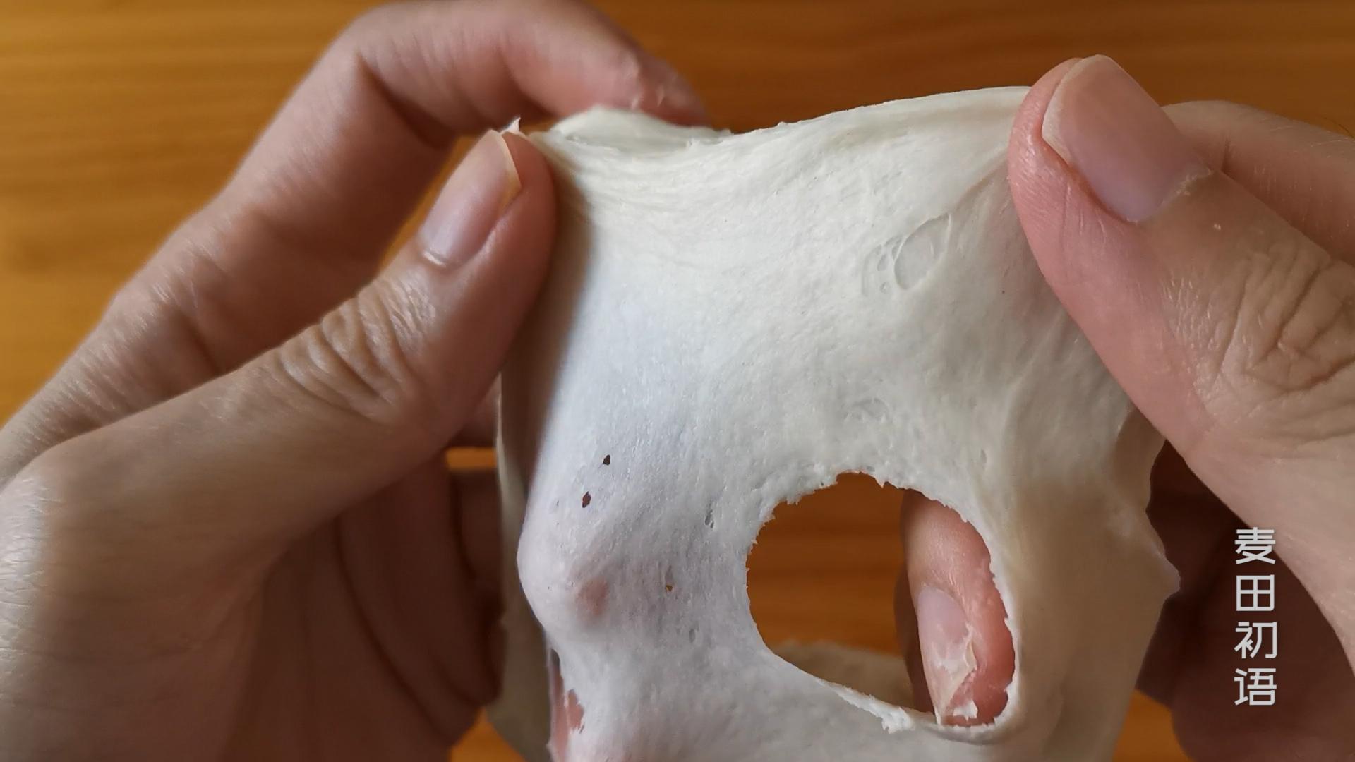 展示从混合原料揉至面筋断裂的过程揉面原料步骤1如果你的室温较高,则