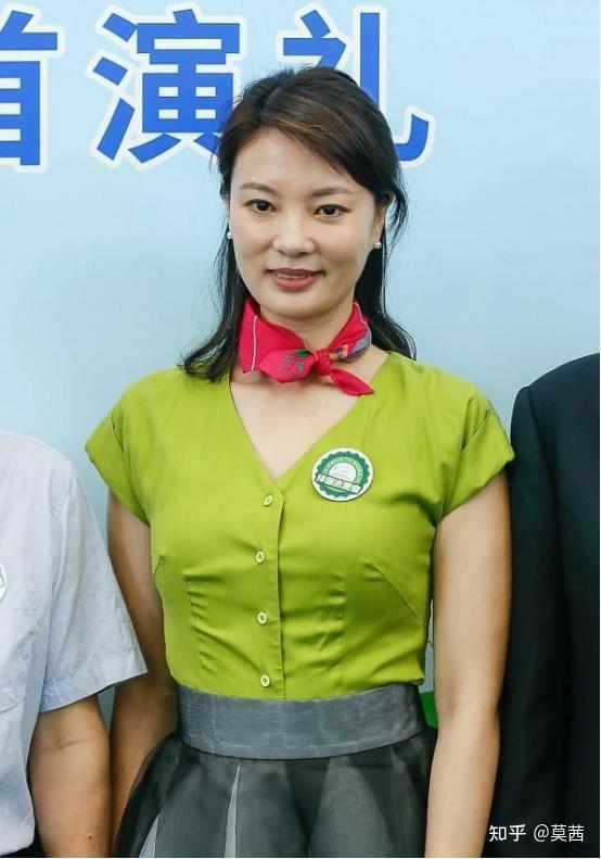 央視美女主持人劉芳菲47歲仍單身不奢求婚姻只要過得自在就行