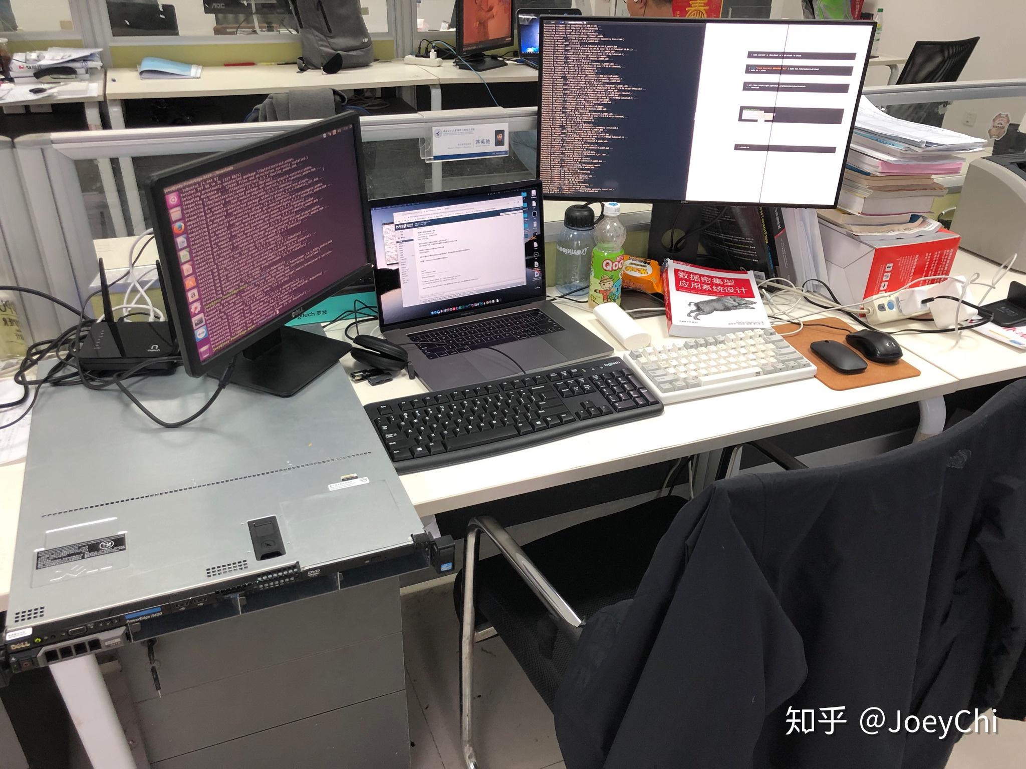 工作桌写代码做网站操作电脑的IT程序员卡通素材-欧莱凯设计网