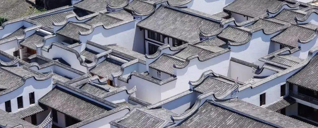 在福州,走进三坊七巷老街区,引人注目的,便是那高低错落的马鞍墙,这