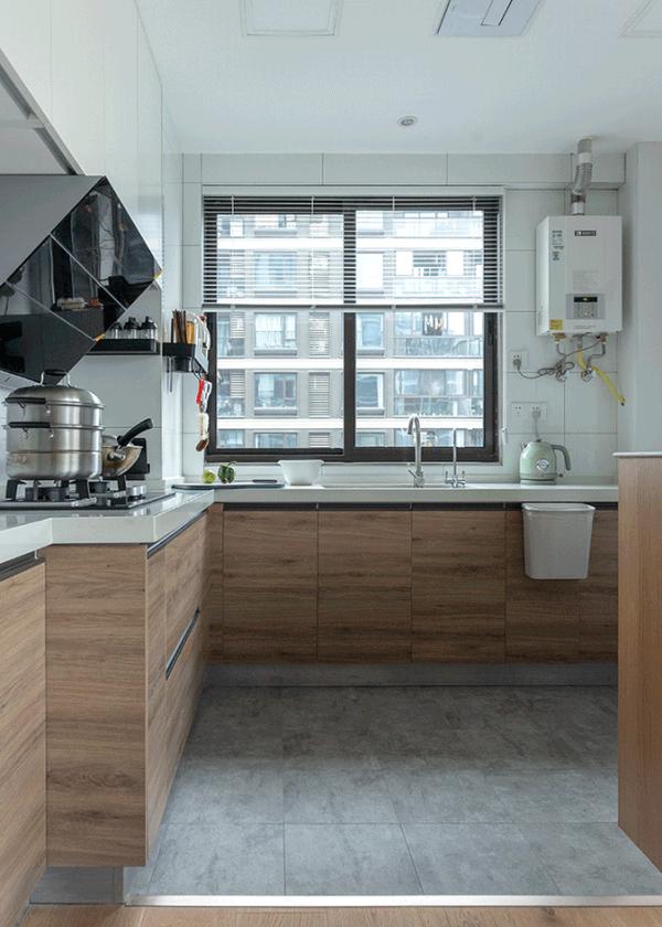 自然木纹橱柜门搭配灰色地砖与白色墙砖,借用空调外机的位置借出放置