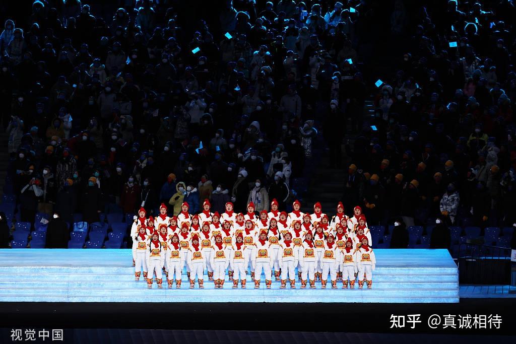 在北京冬奥会开幕式上"马兰花"合唱团献唱《奥林匹克圣歌,这群来自