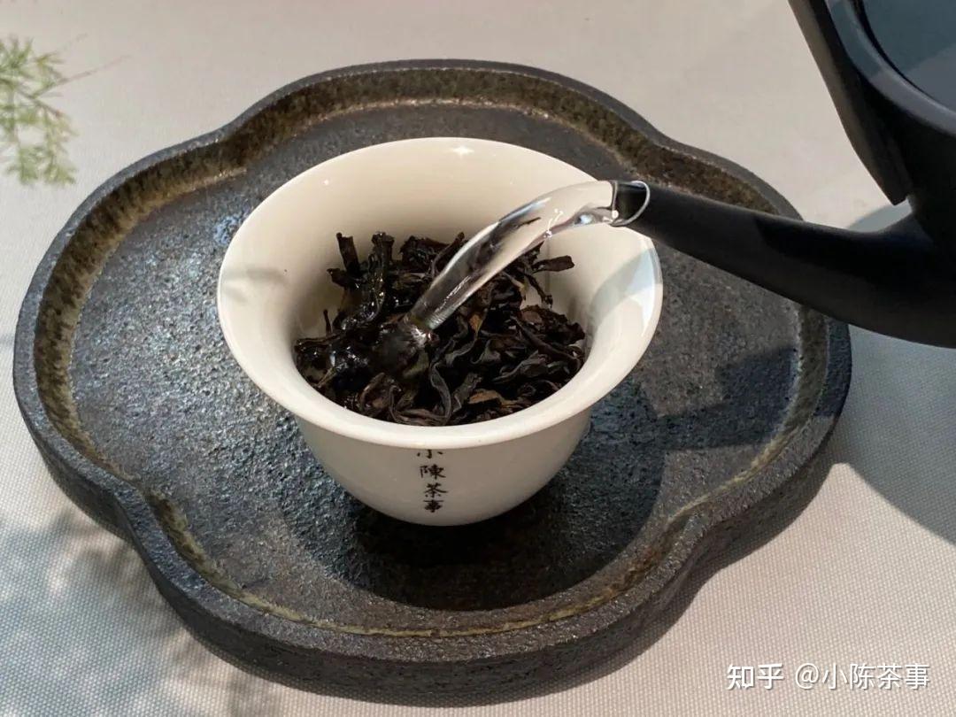 喝巖茶時一整泡有點苦能不能減少投茶量只放半泡茶