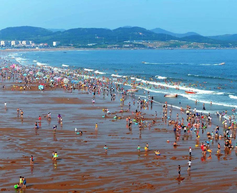 区东南部的青岛金沙滩旅游度假区,是中国沙质最细,面积最大,风景最美