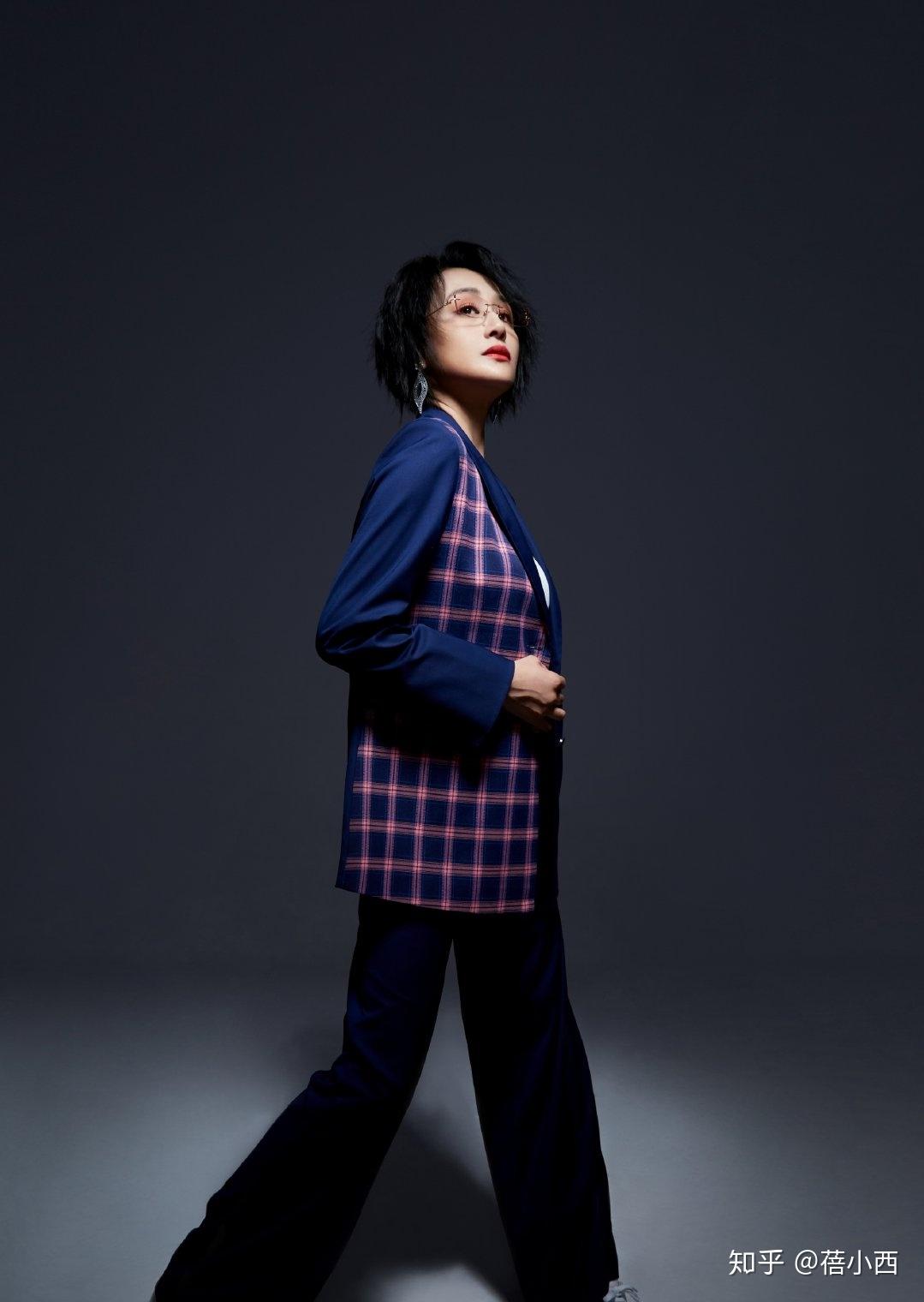 曹颖看不出是74年的穿格纹衬衫搭一身黑再戴贝雷帽时尚减龄