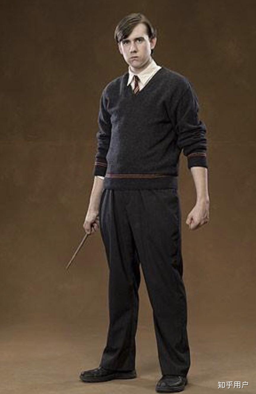 哈利波特大结局的时候纳威是如何挣脱伏地魔的全身束缚咒的