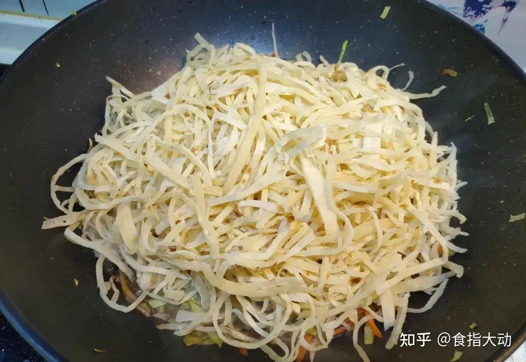 快餐店里的炒饼丝为什么好吃?有两样调料必不可少,教你做 - 知乎