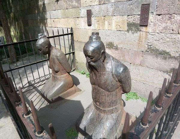 为什么管虎敢背手向烈士鞠躬