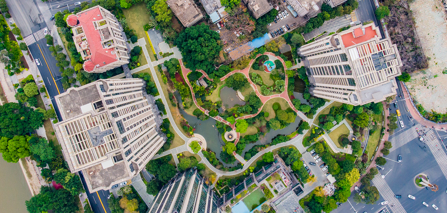 提出合理确定居住社区规模,落实完整居住社区建设标准,因地制宜补齐