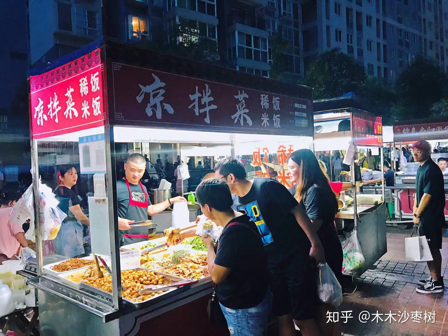 很久不来,这里感觉少了很多档口,以前沿着街边有很多烧烤,海鲜的摊点