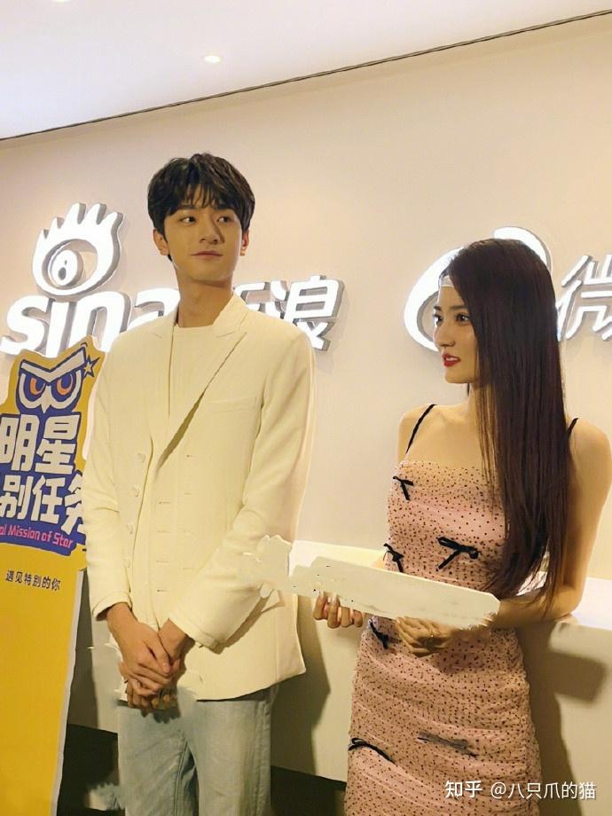 徐璐也是个憨憨脑门贴胶布出席活动好尴尬好在穿吊带裙仍惊艳