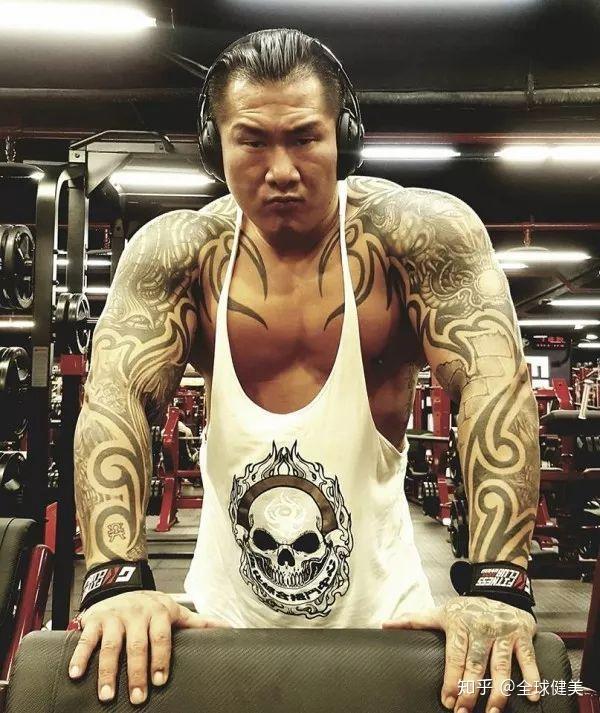 我纹身凶相一身横肉但我是个好小伙