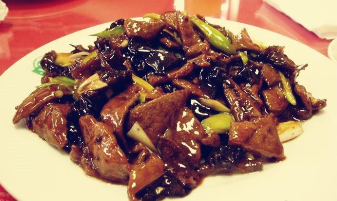 熘肝尖:熘肝尖是猪肝佳肴的代表,偏向北方菜,将猪肝浸泡,洗净,切菱形