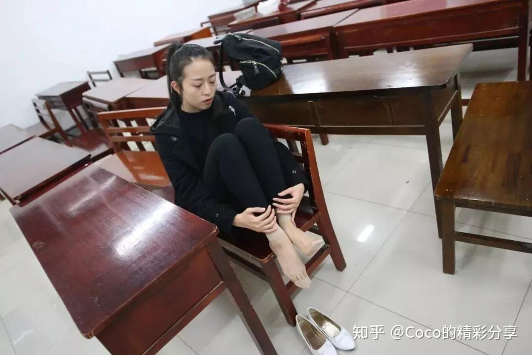 体育课最好是穿球鞋要不然的话,很有可能会像我的英语老师一样.