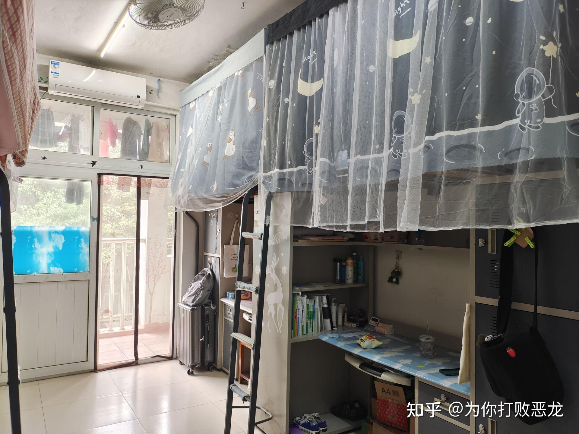 身为一个学长,我和你说,第一铜陵学院的宿舍环境在同段位应该是比较好