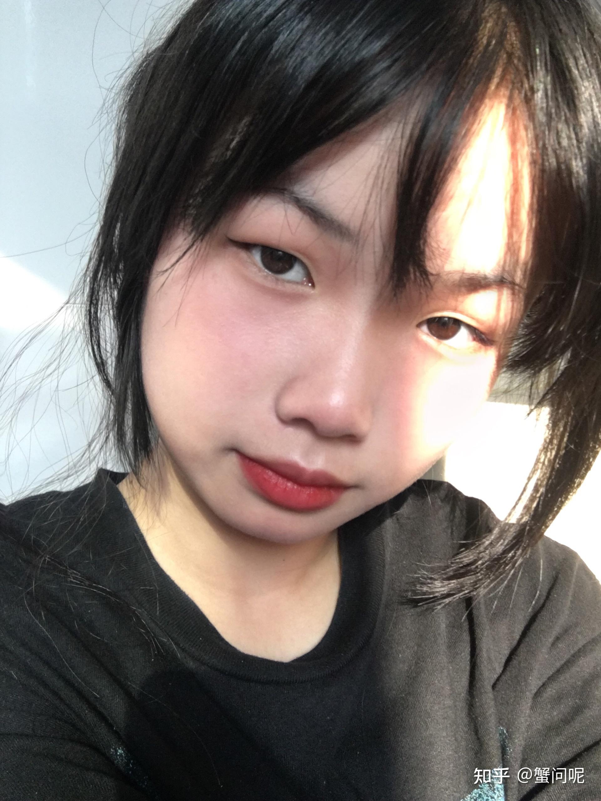 请问一下比较胖矮的女生鼻子塌脸圆怎么化妆好看一点