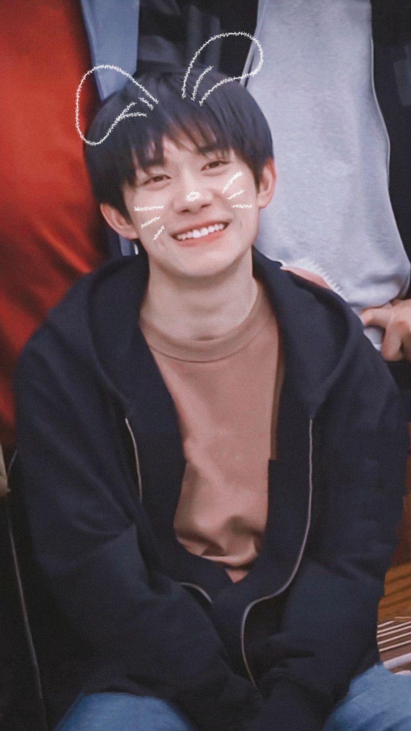 求易烊千玺笑得很开心的图片