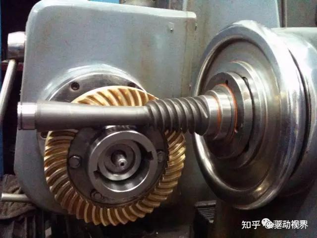 另外,客车桥一般采用交错角的准双曲面齿轮;而卡车桥则采用弧齿锥齿轮