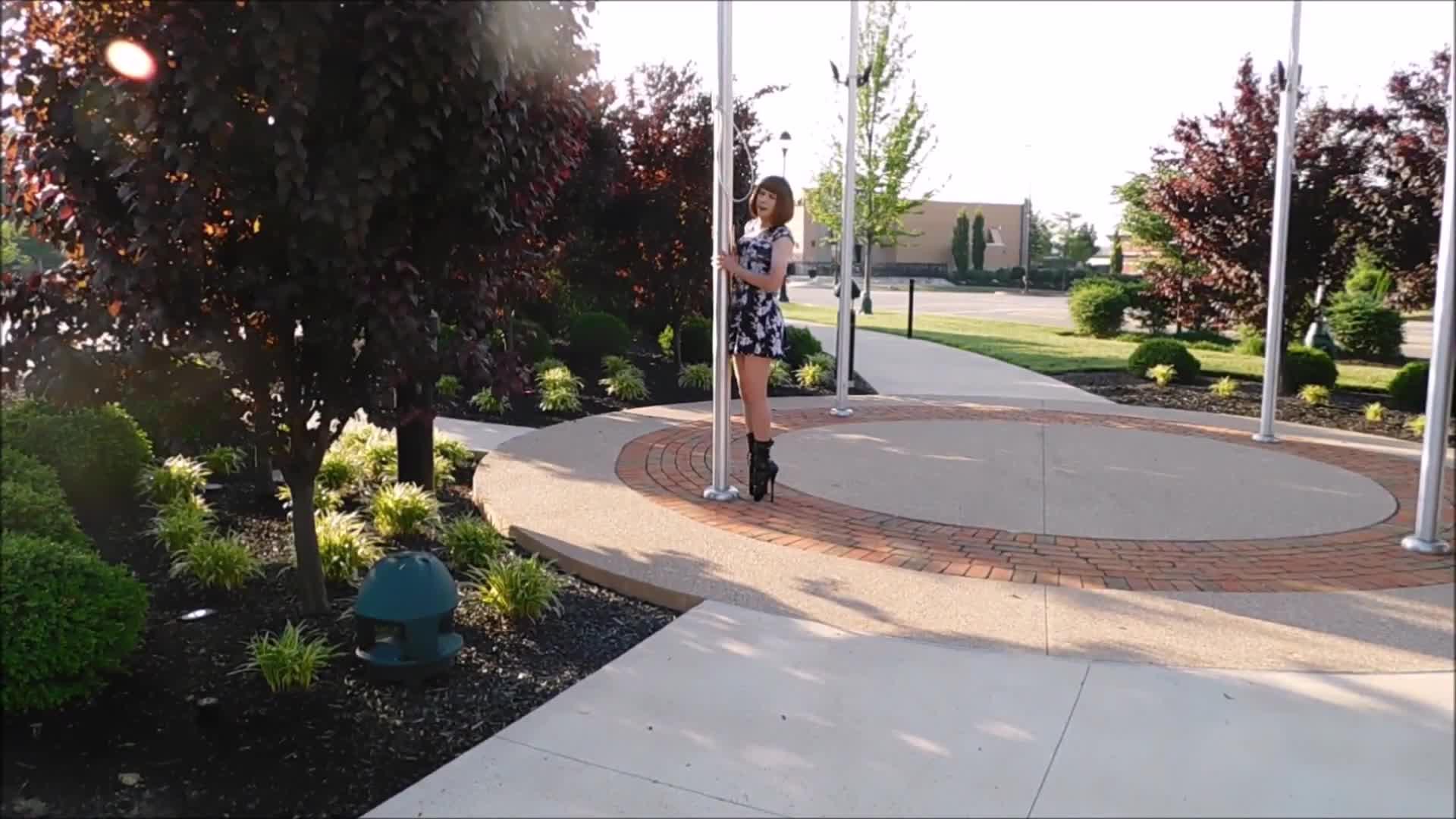 优雅的芭蕾高跟长靴,金发美女穿戴束腰在夕阳下散步ballet boots