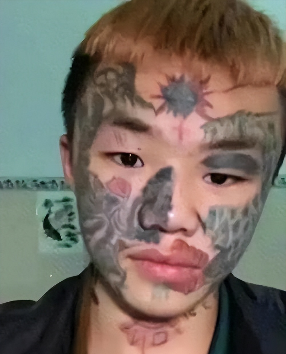 2020年,四川14岁少年满脸纹身,被父亲赶出家门,找不到工作,如今怎样了