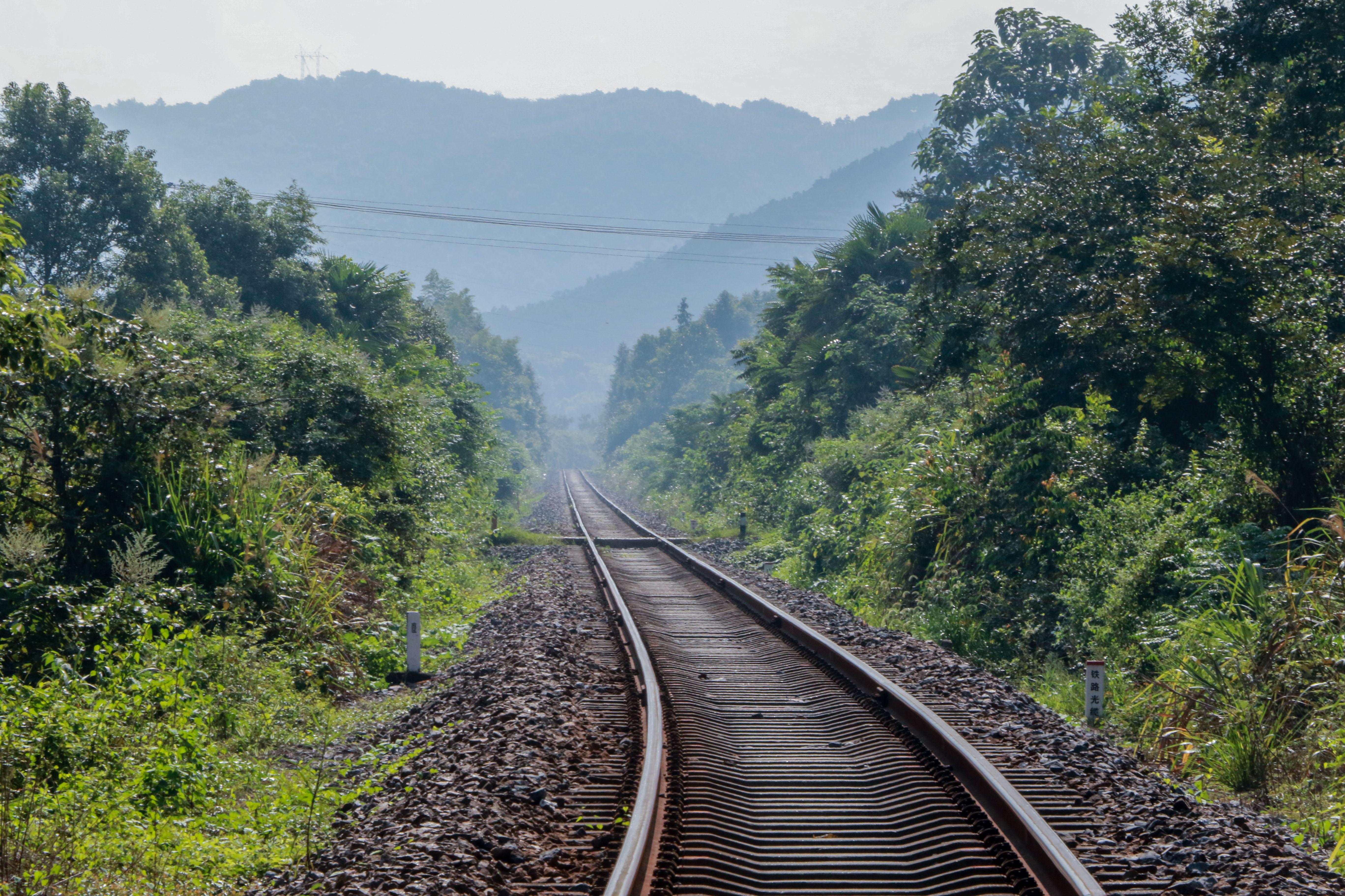 分文铁路为文宜至文竹的一段单线无电气化铁路.