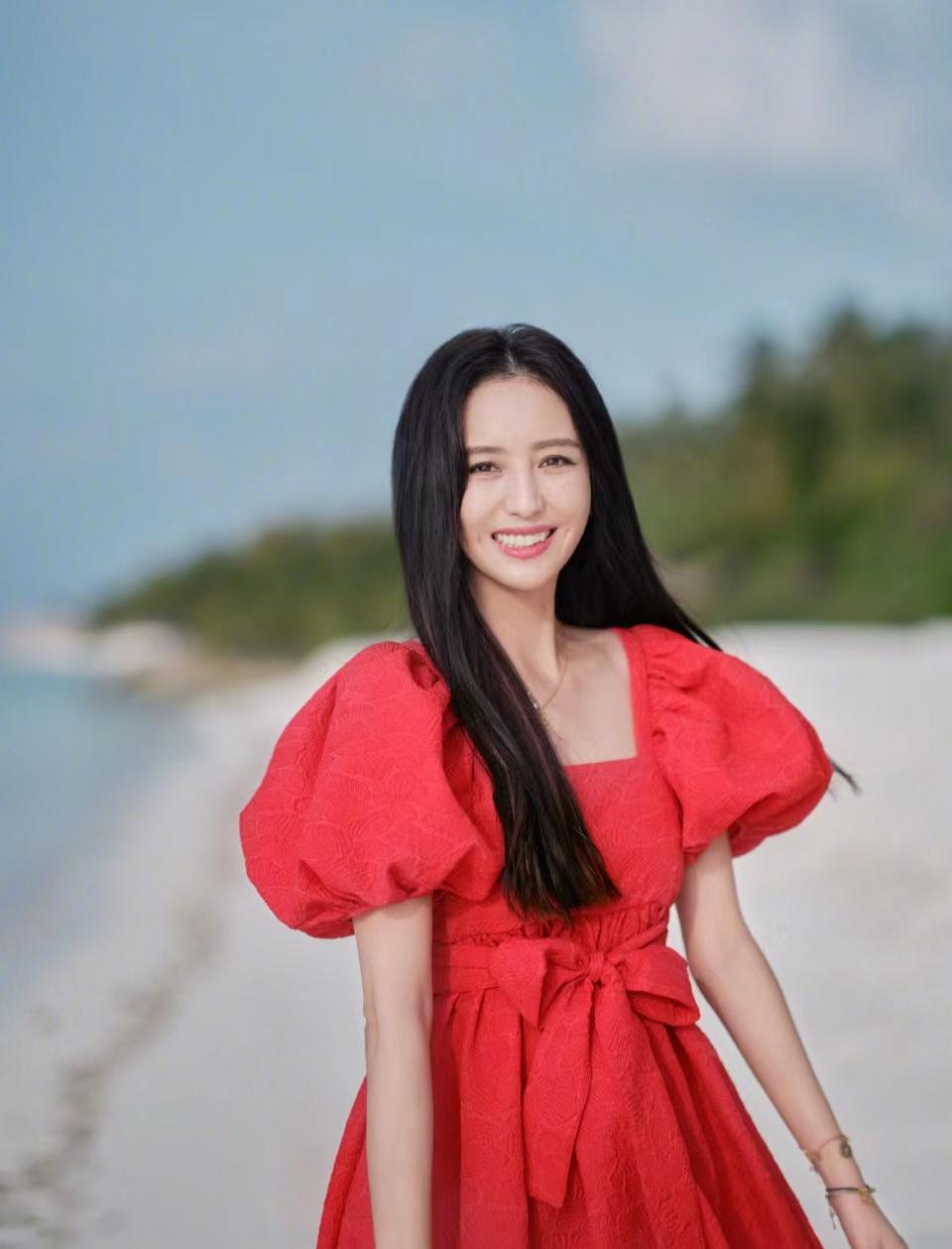 佟丽娅晒海边度假写真,身着红裙手持红气球,秀好身材