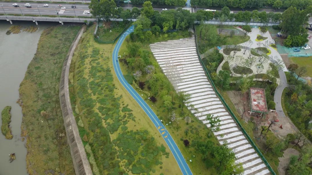 公園)項目位於新都區新都街道,南鄰毗河,與泥巴沱森林公園一期相銜接