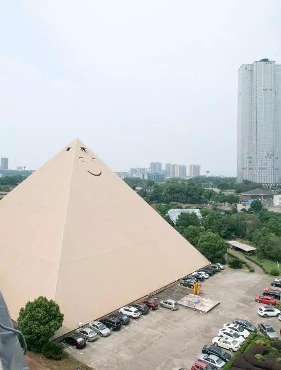 远大城内,一栋远大员工职住一体的建筑j57,一座米黄色仿金字塔建筑