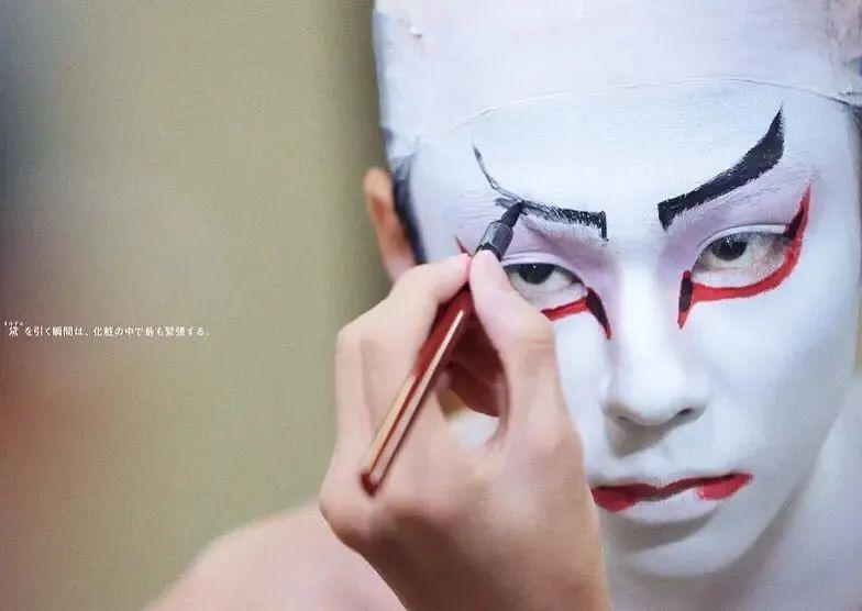 看不出性别的白脸人浮现在幽暗的背景前,拖着比京剧还长的唱腔,舞台上