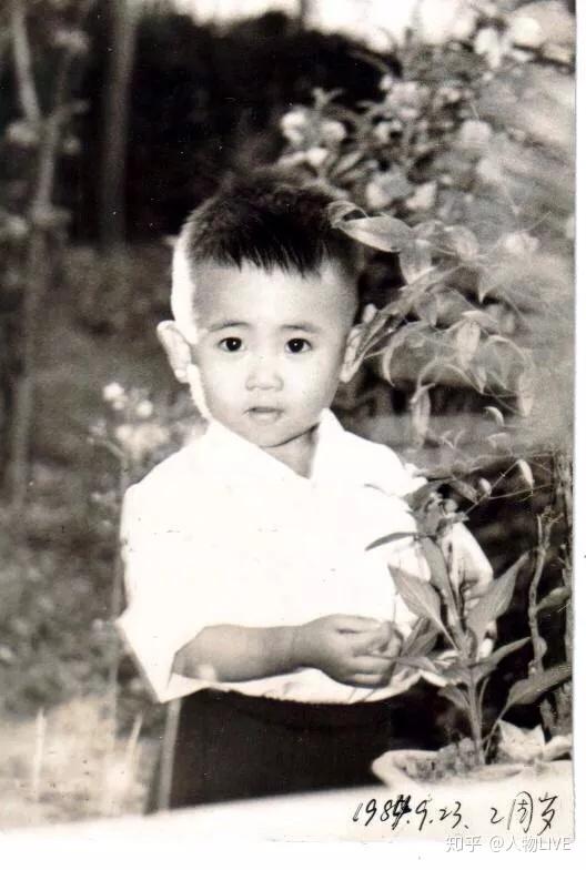 韩寒的父亲是个知识分子,儿子爱读书的习惯是他从小培养的.