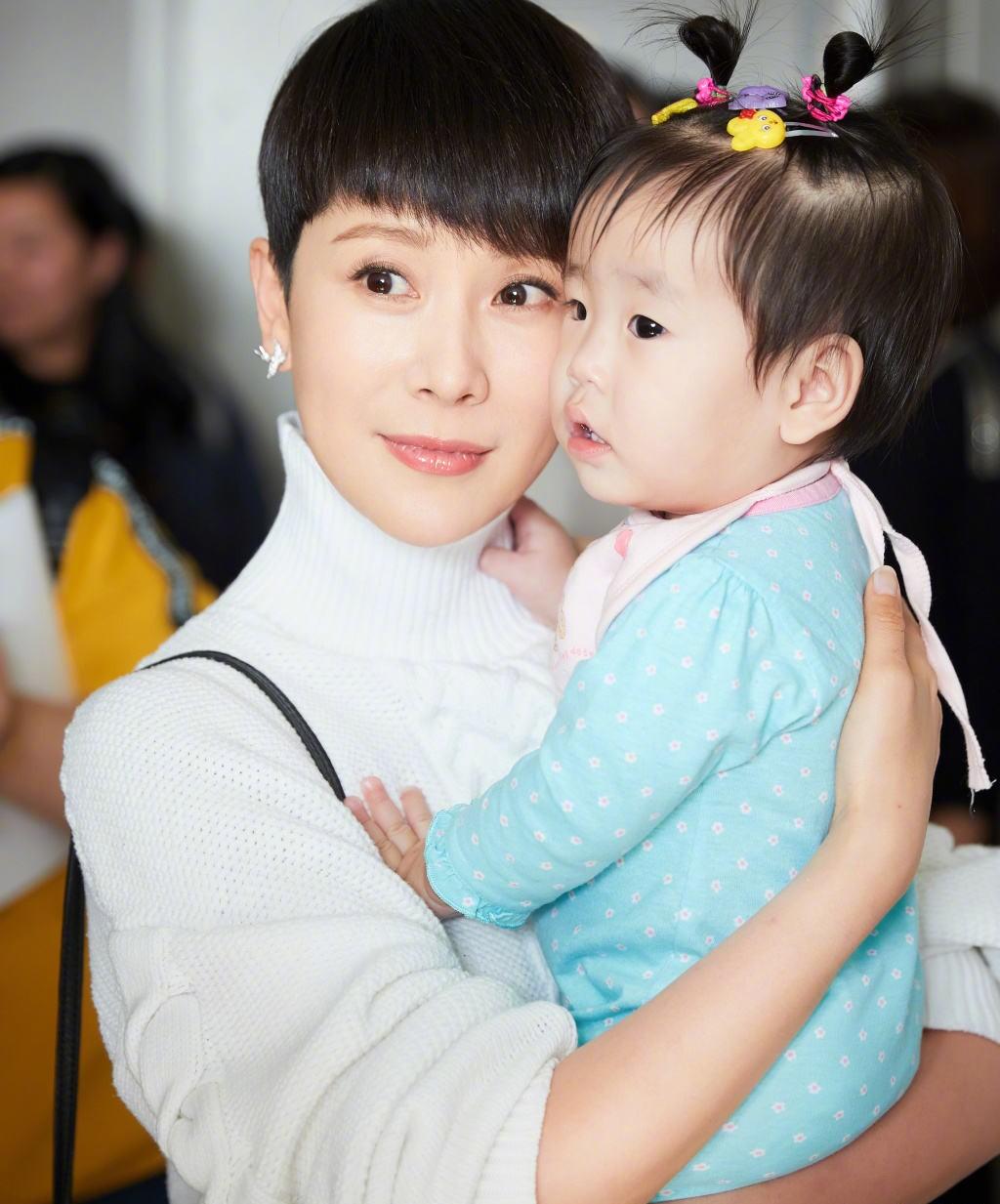 海清国民媳妇早已成为过去如今的她爱自黑拍动作戏坚持公益简直又帅又