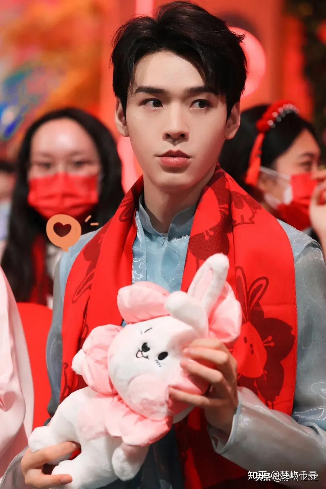 龚俊的笑容是非常的打动人心啊,龚俊的颜值也是相当高,而且龚俊的性格