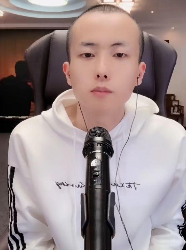 快手人气大主播被回归直播,众多网红到场祝贺,网红直播时痛哭