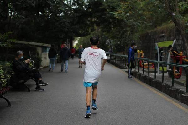 凌晨4点出门跑步他竟坚持了34年