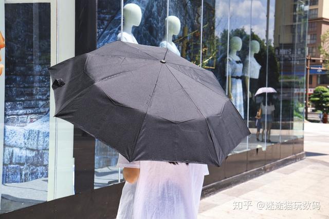 雨中与众不同的优雅纳米美收伞使用体验