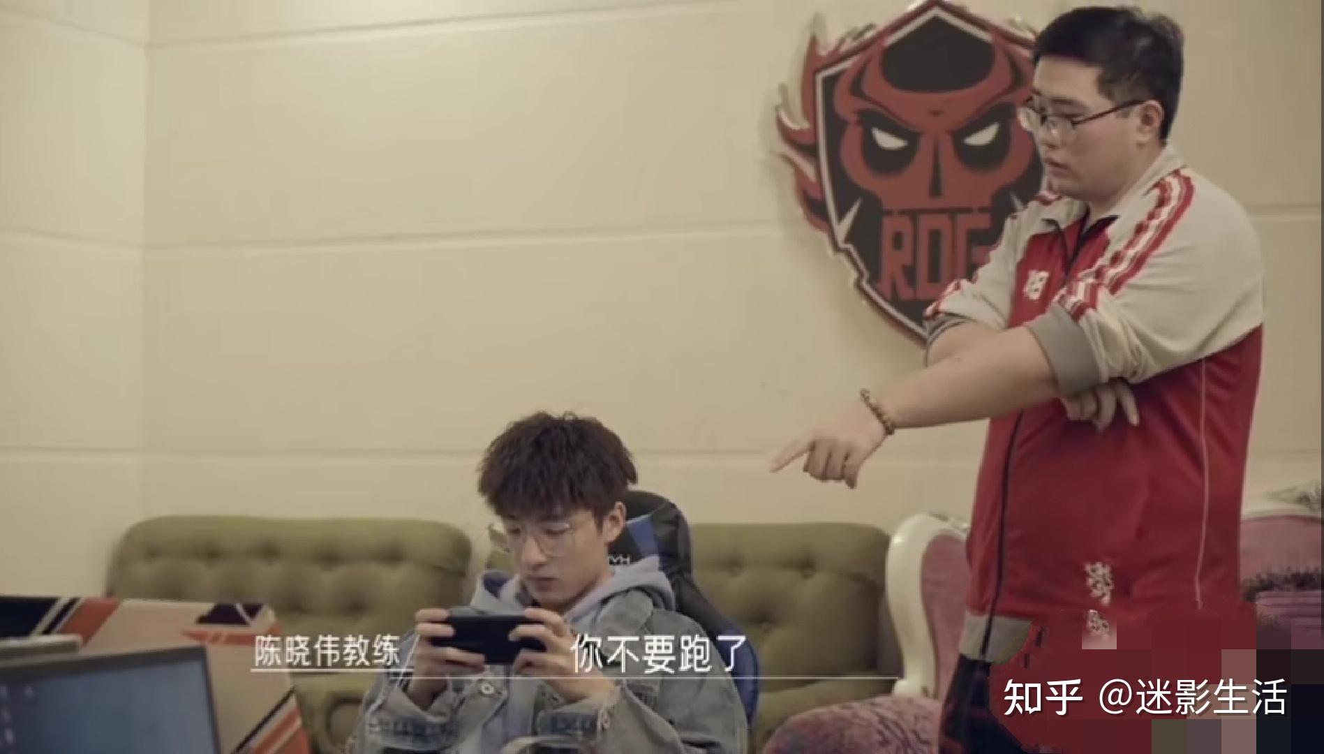 大家在游戏直播中都见过电竞比赛的场景,但这场比赛的画面却特别不