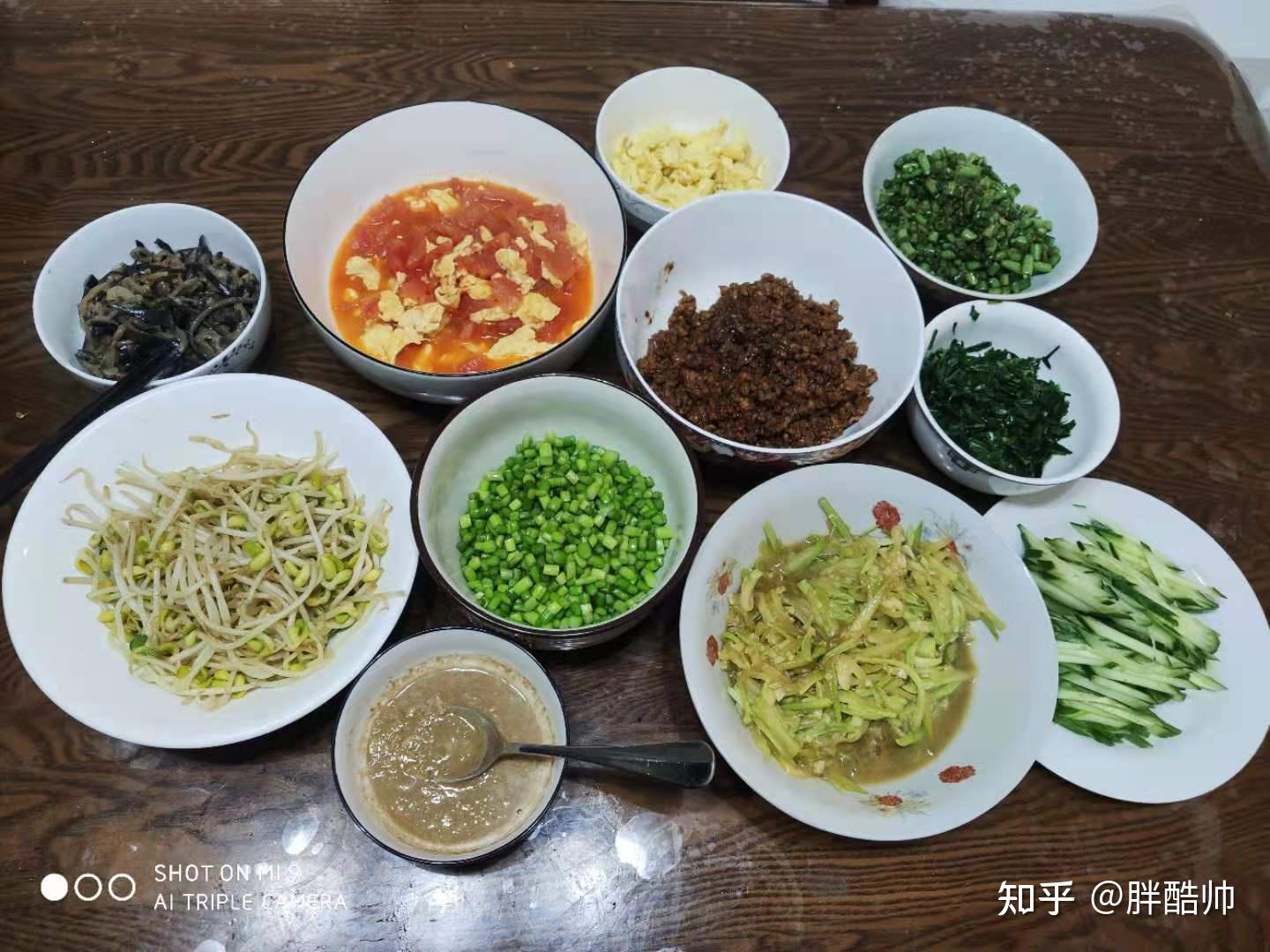 炒西胡丝,炒绿豆芽,炒韭菜,炒蒜薹末,炒菜豆角末,煎鸡蛋花;随炒菜上的