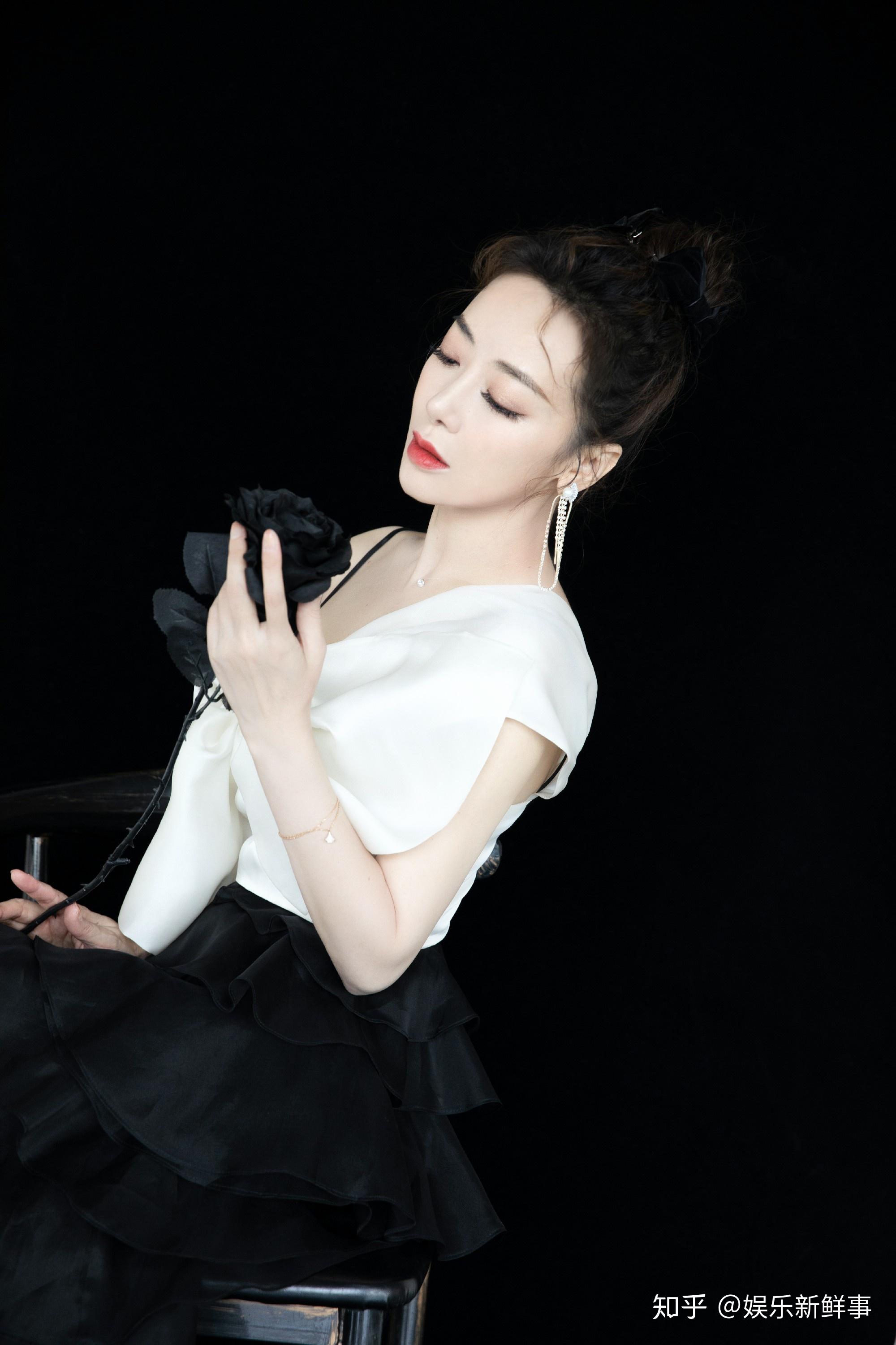 陈紫函黑玫瑰写真化身冷艳女神连轴拍夜戏敬业满分