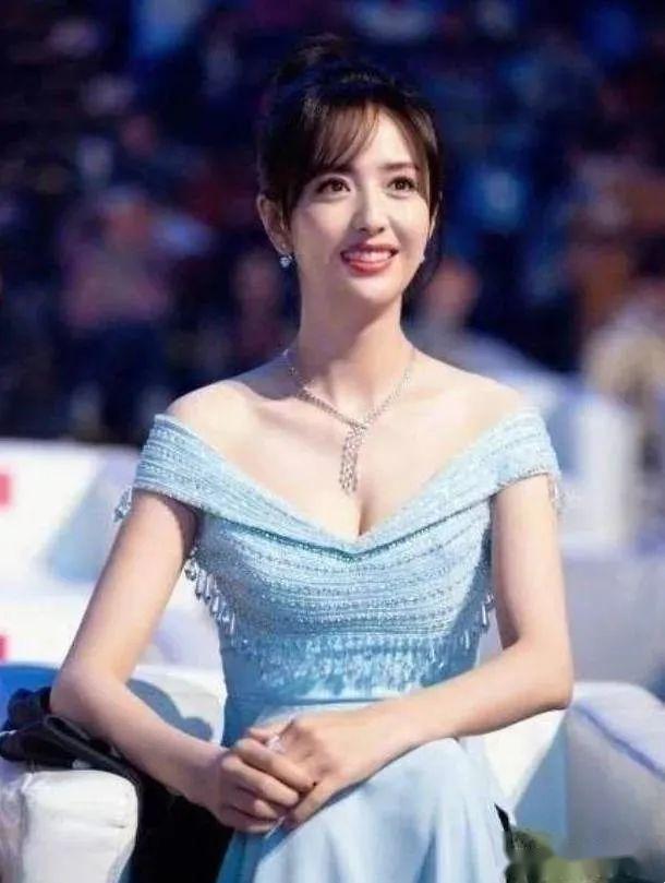 佟丽娅称"全班最丑",本以为是自谦,看到合照:这什么神仙班级 - 知乎