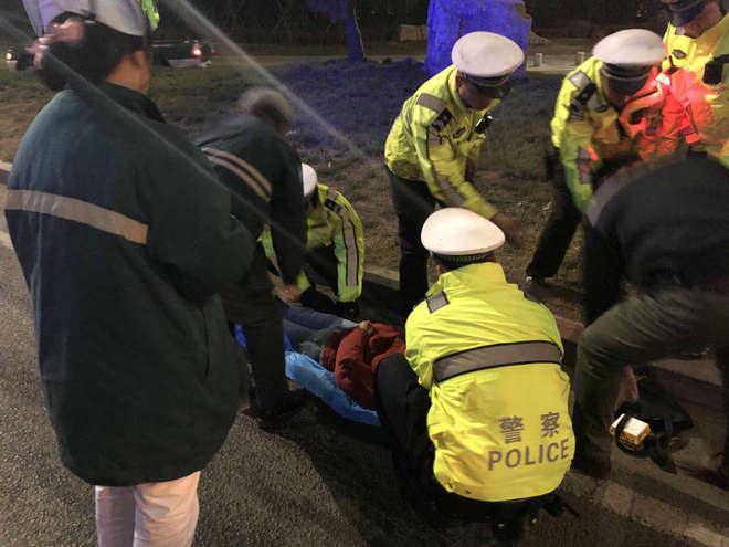 暖心交警脱衣保护受伤女生