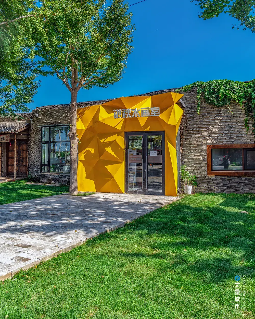 只是宋庄的艺术过去仿佛养在深闺,人们来到宋庄往往只能参观美术馆